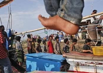 Kids on their own among migrants who arrived in Indonesia