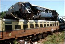India Train Derails, Killing 17