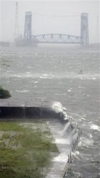 Hurricane Gustav tears into US coast