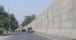 Iraqis want walls torn down 