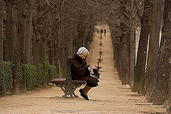 La anciana en el parque